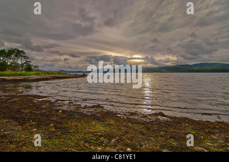 Abendsonne bricht durch Gewitterhimmel über Loch Fyne in Schottland Stockfoto
