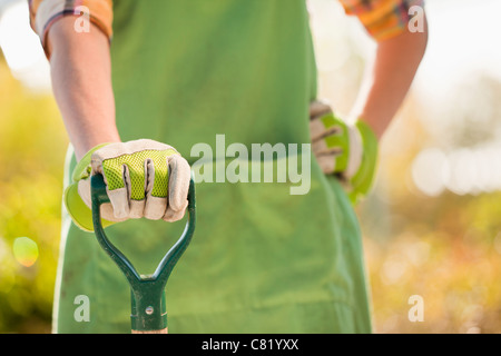 Kaukasische Frau mit Schaufel in Gärtnerei Stockfoto