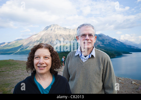 Kaukasische paar stehen im Freien mit Berg im Hintergrund Stockfoto