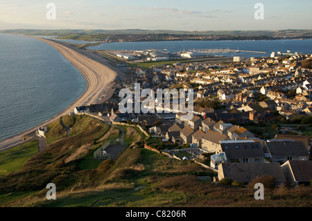 Eine Ansicht mit Blick auf Wren auf der Isle of Portland, Portland Harbour, Chesil Beach, The Fleet und Teil von Weymouth zu zeigen. Dorset, England, Vereinigtes Königreich. Stockfoto