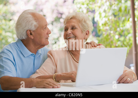 Senior-hispanischen paar mit Laptop zusammen Stockfoto