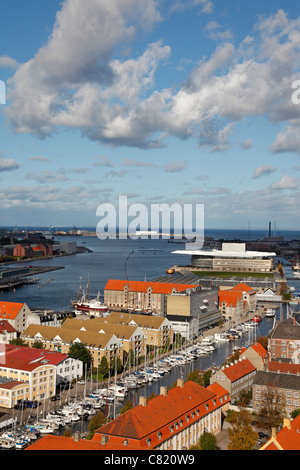Luftaufnahme des inneren Harboufs von Kopenhagen. Das alte berühmte Noma Restaurant im rot gefliesten ehemaligen Lagerhaus im Zentrum und der Kopenhagener Oper Stockfoto