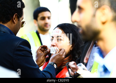 Teilnehmer in einen stillen Protest in der Downing Street, markieren Sie die laufenden Massaker im Jemen. London, UK. Stockfoto