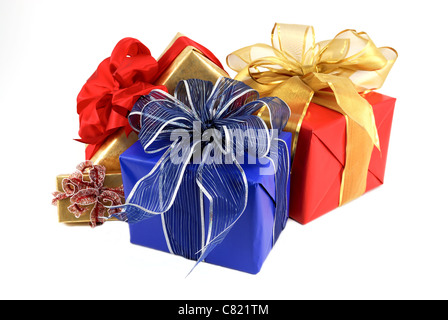 Vier Geschenk verpackt Weihnachten Pakete auf einem weißen Hintergrund. Stockfoto