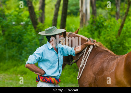 Ein unbekannter Mann beteiligt sich das jährliche Festival "Patria Gaucha" am 5. März 2011 in Tacuarembo, Uruguay. Stockfoto