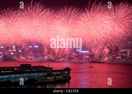 Feuerwerke über Victoria Hafen In Hongkong auf Chinas Bundesfeier, China, am 1. Oktober 2011. Stockfoto