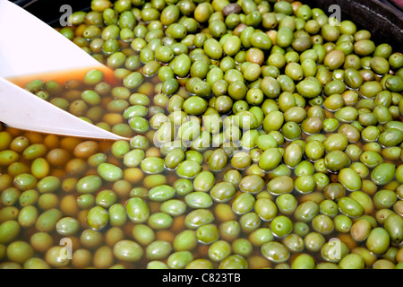 Sole grüne Oliven Früchte Markt runden Topf Stockfoto