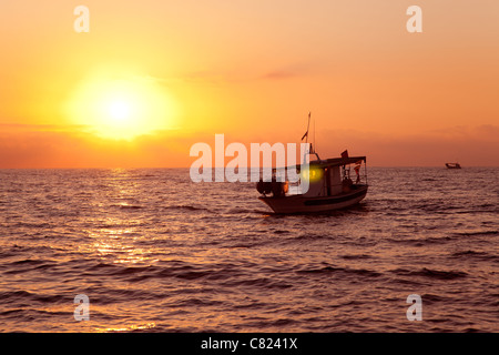 Angelboot/Fischerboot im Sonnenaufgang am Mittelmeer traditionelle Fischerei Stockfoto