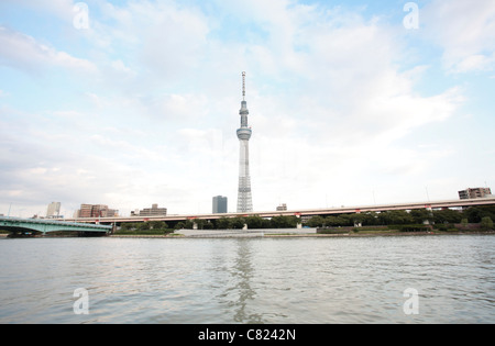 Tokio - 24 SEPTEMBER: Blick auf den Fluss von der Tokyo Sky Tree Tower am 24. September 2011 in Tokio, Japan. Stockfoto