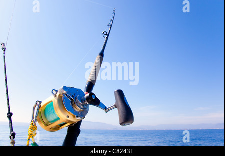 Angelboot/Fischerboot im Ozean mit goldenen Haspel Rute schleppen Stockfoto