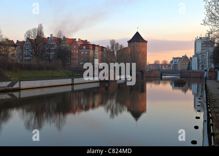 Stagiewna Tor auf der Speicherinsel - gotischer Wehrturm aus dem 16. Jahrhundert. Danzig, Polen. Stockfoto