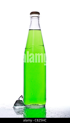 grünen Soda Flasche und Eis Würfel, weißer Hintergrund Stockfoto