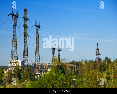 Kraftwerk für die elektrotechnische Industrie im Wald Stockfoto