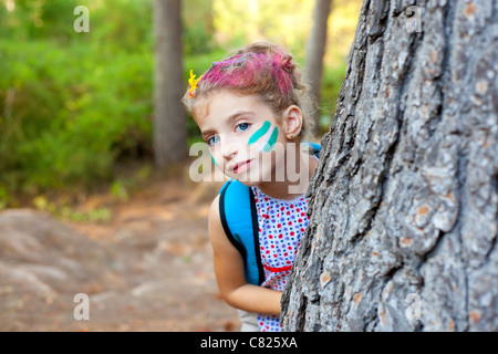 Kinder Mädchen glücklich im Wald Baum mit Party Makeup spielen Stockfoto