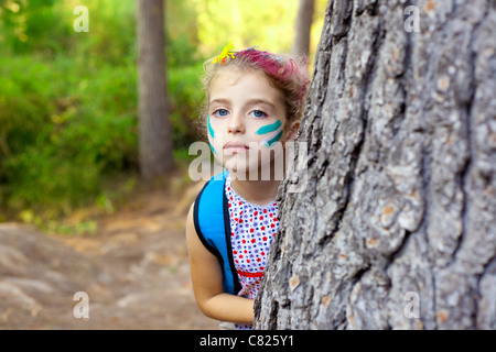 Kinder Mädchen spielen im Wald Baum mit Parteiverfassung Stockfoto