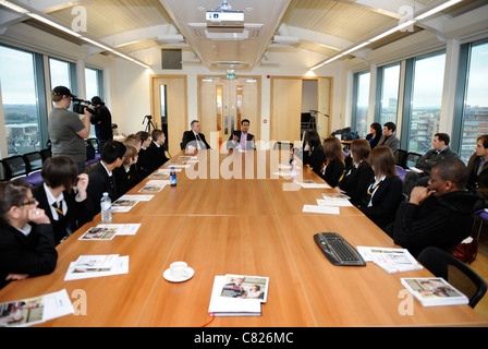 Kinder von Mitchell High School, Stoke-on-Trent in der Stadt des YMCA für ein Gespräch von Geschäftsmann Mo Chaudry (links) und Dart ch Stockfoto