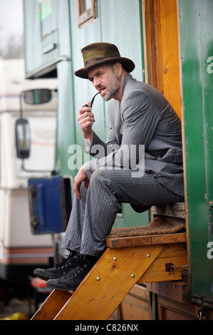 Performer Marco Fiera mit Nofitstate Circus auf Tournee in South Wales UK Stockfoto