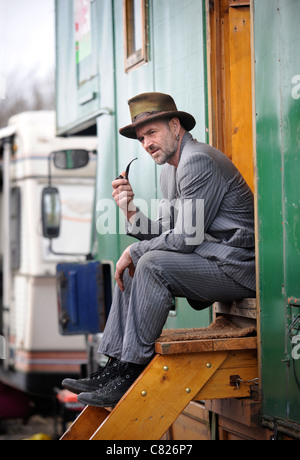 Performer Marco Fiera mit Nofitstate Circus auf Tournee in South Wales UK Stockfoto