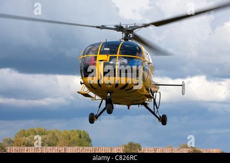 Aerospatiale SA316B Alouette III N9362 schwebt am Breighton Flugplatz Stockfoto