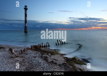 Kiipsaare Leuchtturm in das Meer und den alten verfallenden Segelboot Wrack am Halbinsel Harilaid, Insel Saaremaa, Estland. Stockfoto