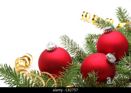 Weihnachtskugeln auf Tannenzweigen, Nahaufnahme. Stockfoto