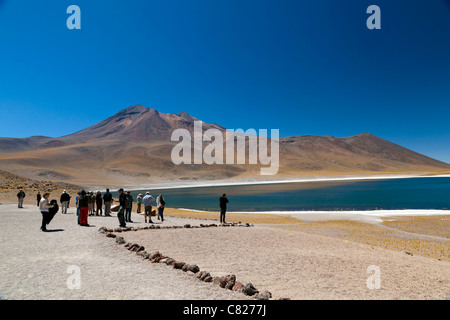 Touristen am Laguna Miscanti, Atacamawüste, Chile Stockfoto