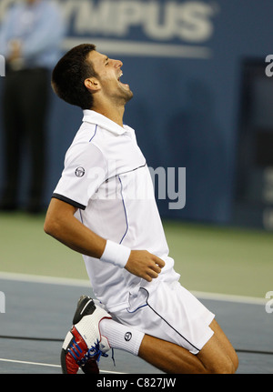 Novak Djokovic Serbien feiert seinen Sieg bei den US Open 2011 Stockfoto