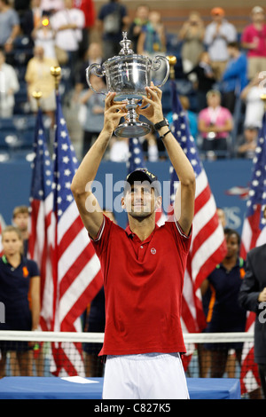 Novak Djokovic Serbien hält Gewinner Trophäe bei den US Open 2011 Stockfoto