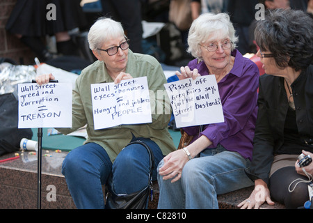 Frauen halten Protest Zeichen in Zuccotti Park während der Demonstration Occupy Wall Street in New York City, New York. Stockfoto