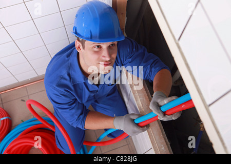 Handwerker, die Befestigung der Installations in einem Gebäude Stockfoto