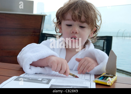 2 Jahre alter Junge mit Buntstiften Stockfoto