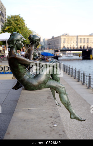 "Drei Mädchen und ein Junge" Statue von Wilfried Fitzenreiter, 1988. bei City Viertel Dom Aquaree, Mitte, Berlin, Deutschland Stockfoto