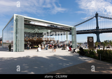 Menschen besuchen Karussell der historischen Jane in Brooklyn Bridge Park im dumbo Abschnitt von Brooklyn in New York City. Stockfoto