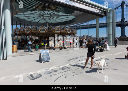 Menschen besuchen Karussell der historischen Jane in Brooklyn Bridge Park im dumbo Abschnitt von Brooklyn in New York City. Stockfoto