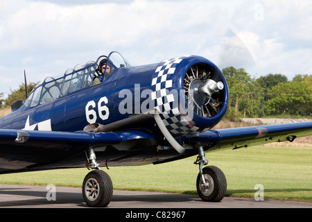 North American T6J Harvard 52-8453 66 Marine G-BUKY Taxiingt am Breighton Flugplatz Stockfoto