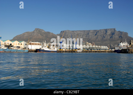 Fischerboote im Hafen mit dem Tafelberg, Kapstadt, Western Cape, Südafrika Stockfoto