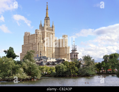 Hochhaus in Moskau. Stockfoto