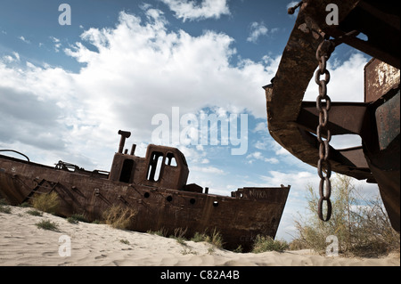 Moynaq, Usbekistan. 2011. Boote in der Wüste. Stockfoto