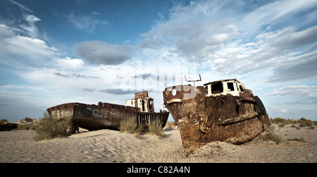 Moynaq, Usbekistan. 2011. Boote in der Wüste. Stockfoto