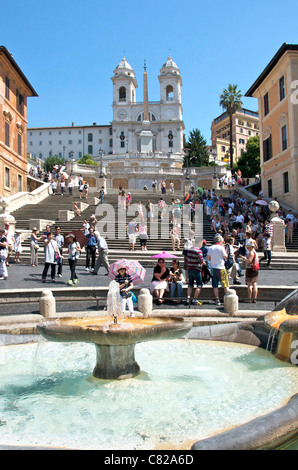 Fontana della Barcaccia Brunnen und Touristen auf die spanische Treppe, Piazza di Spagna, Rom, Italien, Europa Stockfoto
