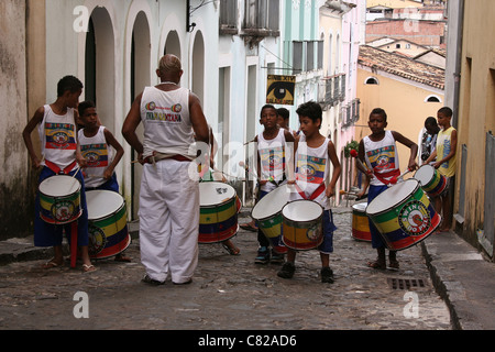 Schlagzeug-Klasse spielen im Freien in Salvador de Bahia Stockfoto