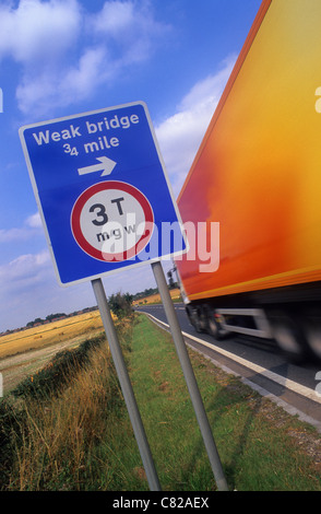 LKW vorbei Gewicht Grenze Beschränkung Warnzeichen von 3 Tonnen für Fahrzeuge auf Straße vor Leeds uk Stockfoto