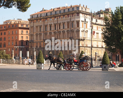 Rom - Pferd gezeichneten Wagen Buggy mit Touristen Stockfoto