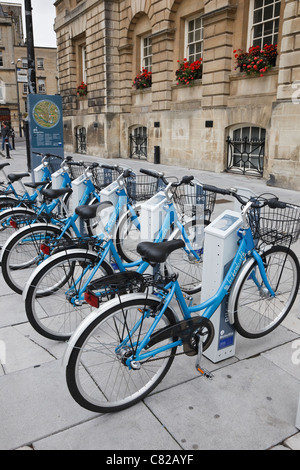 Bath, Somerset, England, Großbritannien. Fahrrad in Bad-Bikes in Orange Grove Station Teil des Bikincitta Zyklus Vermietung Schema teilen Stockfoto