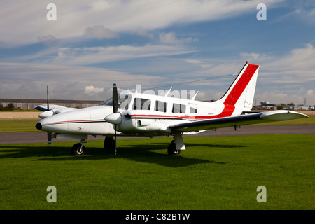 Piper PA-34-200 Seneca parkte am Breighton Flugplatz Stockfoto