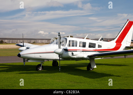 Piper PA-34-200 Seneca parkte am Breighton Flugplatz Stockfoto