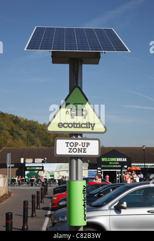 Ecotricity kostenlos solarbetriebene Ladestation zum Aufladen von Elektrobatterien betriebene Fahrzeuge Autos in Autobahndiensten. England Großbritannien Stockfoto