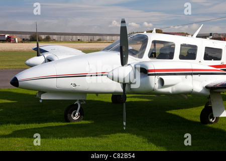 Piper PA-34-200 Seneca parkte am Breighton Flugplatz Stockfoto