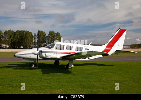 Piper PA-34-200 Seneca parkte am Breighton Flugplatz Stockfoto