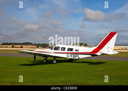 Piper PA-34-200 Seneca parkte am Breighton Flugplatz Stockfoto